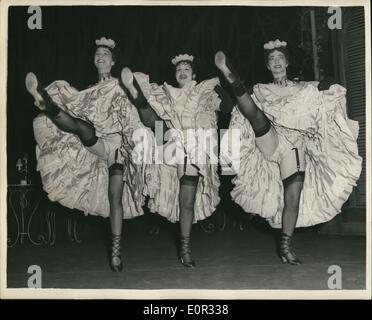 Gen 01, 1958 - ripassando per Franz Lehar dell'operetta " La vedova Allegra " Sadler's Wells. Il Jan xx at Sadlers Wells Theatre, il Sadler's Wells Opera Company sarà presentato in una nuova Charles Hickman Produzione di Frans Lehar's operatte "La Vedova Allegra". Questo operatta non è stata finora in scena da qualsiasi British Opera Company. La foto mostra (L a R) Yemaiel postato, Sophia Trant e Yvonne Olena, visto fare uno dei numeri di danza durante le prove di questo pomeriggio. Foto Stock