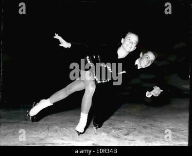 Gen 01, 1958 - Monaco di Baviera è stato disputato il campionato 1958 nel pattinaggio su ghiaccio. Mostra fotografica di Marika Kilius e Hans Jurgen Baumler durante la pattinata. Foto Stock