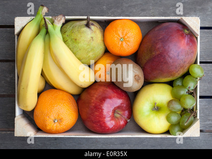 Scatola di legno di fresca frutta assortiti Foto Stock
