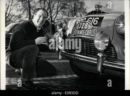 Gen 01, 1958 - Rally di Montecarlo. La foto mostra Reg Harris, il famoso campione di ciclismo, è visto pulendo il suo faro a pochi minuti prima dell'inizio. Egli partecipa a un motore corsa in auto per la prima volta quest'anno. Egli è la guida una Austin (co-driver gade) Foto Stock