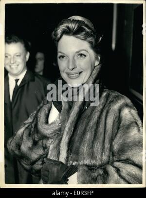 Nov. 11, 1957 - American stella della musica arriva a Londra julie a Londra Paddington: Julie London popolare americana stella di canto e i suoi due figli Lisa (5) e Stacy(8) sono arrivati a Londra questa mattina- dagli Stati Uniti. Ella sta per fare il suo primo film britannico qui ''La questione di adulterio". Mostra fotografica. Julie London sul suo arrivo a Paddington questo pomeriggio. Foto Stock