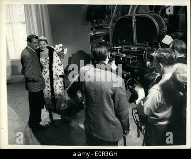 Nov. 11, 1957 - Ingrid Bergman e Cary Grant riprese a Elstree...Starring in ''Tipo Sir'': Ingrid Bergman che recentemente è stata separata da suo marito Roberto Rossellini era visto presso gli studi di Elstree il suo mattina le riprese con Cary Grant.. Essi sono protagonisti in ''Tipo Sir" -- in cui Ingrid svolge il ruolo di un'attrice che si innamora di Cary Grant -- come N.A.T.O. Funzionari. La foto mostra Ingrid Bergman e Cary Grant sul set a Elstree. Foto Stock