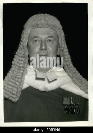 Gen 01, 1958 - Tre nuovi giudici giurato alla House of Lords. Tre nuovi giudici hanno giurato come giudici dell'Alta Corte di giustizia nel corso di una cerimonia presso la House of Lords ha oggi. Essi sono il suo onore giudice Geoffrey Walter Wrangham, il Sig. Herbert Edmund Davies, Q.C. e il sig. Richard Agostino Elwes Q.C. La foto mostra: Giudice Herbert Edmund Davies che è stato assegnato al Queen's Bench Division, visto dopo essere stato giurato in oggi. Foto Stock