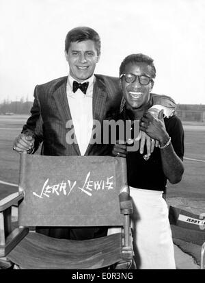 Jerry Lewis e Sammy Davis Jr sul set di "La Geisha Boy' Foto Stock