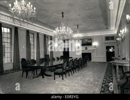 Nov. 11, 1957 - Lloyd's nuovo edificio per essere aperto dalla regina madre, underwriting camera misura 340 ft. da 120 m.; la regina Elisabetta Regina madre è quello di eseguire la cerimonia di apertura del nuovo edificio per Lloyd s di Londra - in Lime Street giovedì 14th. Novembre. L'edificio occupa un sito rettangolare esteso tra di Lime Street e Billiter Street. Il centro del palazzo è la fantastica camera di sottoscrizione che misura 340 ft, da 120 piedi con gallerie supportato su pilastri di lasciare aperto lo spazio centrale con vetro. Essa fornisce circa 44,240 m² Foto Stock