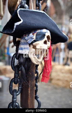 Allegro teschio pirata con parrucca e cappello. Foto Stock