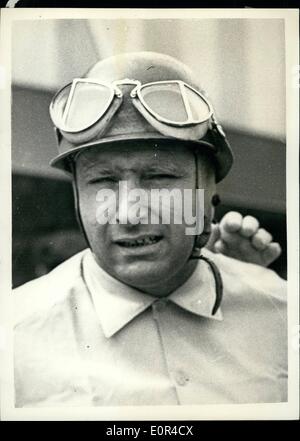 Febbraio 02, 1958 - Juan Fangio rapiti; il campione del mondo in carica racing driver, Juan Manuel Fangio è stato rapito dalla sua Havana Hotel al punto di pistola da ribelli Cubani oggi - poche ore prima dell'inizio dell'odierna Cuban Grand Prix, che egli è stato favorito per vincere. Egli è stato azionato in una vettura veloce dopo essere stati sequestrati nella lobby dell'hotel. Mostra fotografica di Juan Fangio, il campione del mondo racing driver , che è stato rapito oggi. Foto Stock