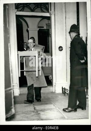 Febbraio 02, 1958 - il sig. PETER THORNEYCROFT SI SPOSTA AL DI FUORI DEL NO.11 Downing Street, Signor Pietro THORNEYCROFT, l'ex Cancelliere dello Scacchiere, e sua moglie, oggi spostato fuori dal No.11 Downing-Street, la residenza ufficiale del Cancelliere di Exchewuer. Tornano per l'attrezzoo ild home in Chester Square. KEYSTONE mostra fotografica di:- un poliziotto guarda come mobili viene effettuata di n. 11 Downing- street oggi. Foto Stock