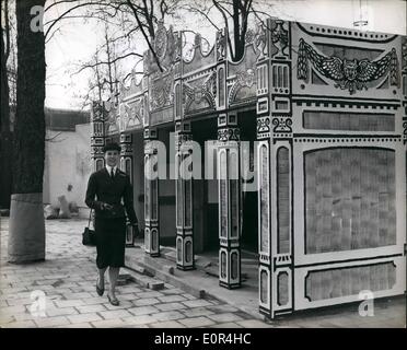 Mar 03, 1958 - Preparazione per Bruxelles International Exhibition. Hostess della sezione britannica.: Miss Vera Van Parys il diciannovenne ragazza di Anversa - nella sua Hostess passeggiate uniforme dal teatro in Gran Bretagna Pavilion - alla Mostra di Bruxelles. Tutta questa sezione è stata progettata - dal Royal College. Foto Stock