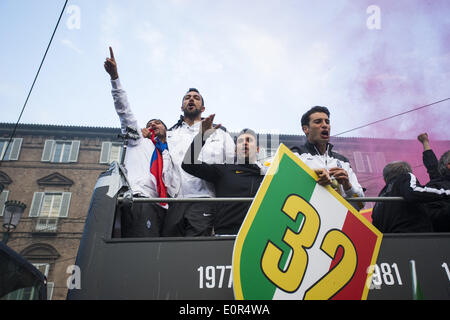 Torino, Italia. 18 Maggio, 2014. La Juventus giocatori reagiscono sul bus del team. © Mauro Ujetto/NurPhoto/ZUMAPRESS.com/Alamy Live News Foto Stock