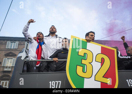 Torino, Italia. 18 Maggio, 2014. La Juventus giocatori reagiscono sul bus del team. © Mauro Ujetto/NurPhoto/ZUMAPRESS.com/Alamy Live News Foto Stock