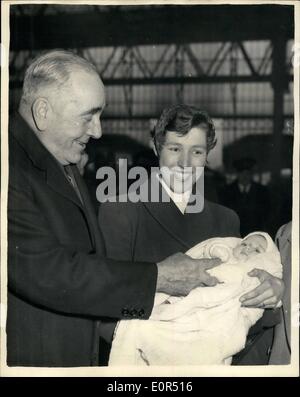 Mar 03, 1958 - sponsorizzato famiglie emigrare in Australia. Alto Commissario dice addio... sessanta due famiglie sponsorizzato dal Rotary Organizzazione in Australia - sinistra Waterloo questa mattina per la camicia Orsova sul modo per una nuova vita in Australia. Keystone Foto Mostra: Sir Eric Harrison l Alto commissariato australiano - dice addio al più giovane emigrante oggi - tre mesi Rachel Anne la figlia della sig.ra Ian Burgess di Buckhurst Hill, Essex... Il sig. e la Sig.ra Burgess e il bambino sono sul modo di Melbourne. Foto Stock