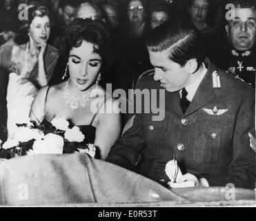 Febbraio 5, 1958 - Athens, Grecia - Academy Award winning attrice Elizabeth "" Liz Taylor è in Atene con il marito Mike Todd per il "Giro del mondo in 80 giorni" premiere. Nella foto: Liz Taylor chat con il principe Costantino II di Grecia al Radio City Theatre. Foto Stock