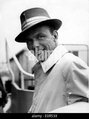 Close-up di Frank Sinatra come egli arriva all'Aeroporto di Londra Heathrow Foto Stock