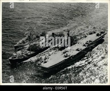 Mar 03, 1958 - Joint British/canadese esercitazioni navali.: a seguito della loro visita al West Indies, navi della flotta di casa sono ora impegnati in esercitazioni congiunte con la Flotta Atlantica della Royal Navy Canadese, off Halifax, Nova Scotia. La foto mostra il Royal Fleet Olna ausiliario il rifornimento della portaerei baluardo e H.M.S. Camperdon, durante un esercizio. Foto Stock