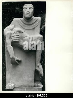 Mar 03, 1958 - Nuovo Epsten statua presso la casa dei congressi. Memoriale al sindacalista delle vittime di guerra. Questa statua da Sir Jacob Epstein. Raffigurante una madre tenendo il figlio morto , è stato presentato presso la Casa dei congressi, Londra oggi come un memoriale per i sindacalisti che hanno perso la vita in due guerre mondiali... La presentazione è stata parte della solenne cerimonia di inaugurazione dell'edificio come il nuovo quartier generale del Trades Union Congress. Foto Stock