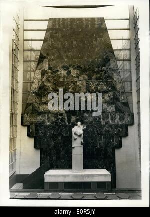 27 mar 1958 - 27-3-58 nuovo virus di Epstein statua presso la Casa dei congressi. Memoriale al sindacalista delle vittime di guerra. Una nuova statua di Sir Jacob Epstein è stato svelato sul forsct del nuovo Palazzo dei Congressi, sede di Londra del Trades Union Congress questo pomeriggio. La statua raffigura una madre tenendo il figlio morto e è un memoriale al sindacalista che hanno perso la vita nelle due guerre mondiali. Keystone Foto Mostra: Vista della statua nella sua sede presso la Casa dei Congressi questo pomeriggio. Foto Stock