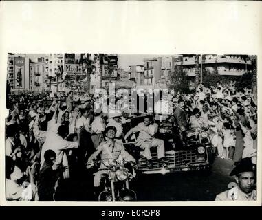 21 maggio 1958 - presidente Nasser ritorna dalla visita di Mosca. La foto mostra il presidente Nasser solleva le braccia in riscontro all'immensa folla festante come ha guidato in una vettura aperta con il maresciallo di campo Abdul Hakim Amer attraverso le strade del Cairo dall aeroporto alla Presidenza dopo il suo ritorno dal suo 15-giorno di visita a Mosca. Foto Stock