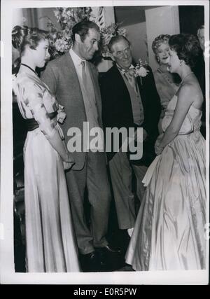 23 maggio 1958 - La Principessa Margaret va a vedere il Musical Hit ''My Fair Lady'': mostra fotografica: Dopo lo spettacolo la principessa Margaret incontra i membri del cast al Theatre Royal Drury Lane, la notte scorsa,. Qui lei sta chattando con Julie Andrews, Rex Harrison e Stanley Holloway, le stelle dello spettacolo. Foto Stock