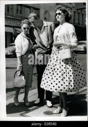 24 maggio 1958 - Jerry Lee Lewis prende il suo 15-enne moglie fuori a Londra. Mostra fotografica di:- Il rock americano ?n Roll singer, Jerry Lee Lewis, 22, raffigurato nel West End di Londra ieri con i suoi quindici anni di moglie, Myra (sinistra), e i suoi quindici anni di Sorella, Frankie. Myra è la sua terza moglie. Foto Stock