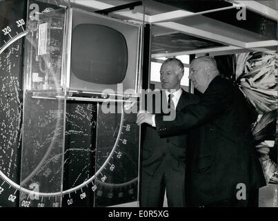 Apr. 04, 1958 - Nel Padiglione Tedesco presso la fiera internazionale: eravamo riuniti l''man di mille trucchi'', l'ex capo del racing prigioniero dell'impresa Daimler-Benz, Alfred Neubauer insieme con Karl Kling. Ma non ci era stato detto che erano prossimi chiaro della Siemens-Vetro plexi televisione. La nostra immagine mostra: Alfred Neubauer (lato destro) e Karl Kling nel padiglione tedesco, prima che la Siemens-plexi-vetro-televisione. Foto Stock