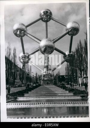 Apr. 04, 1958 - Bruxelles Esposizione universale si apre oggi: foto mostra l'Atomo Età è presentato a Bruxelles Esposizione Universale che si apre oggi - da questo 330 ft-Atomium di alta. Il gigante sfere sono sale espositive. Foto Stock