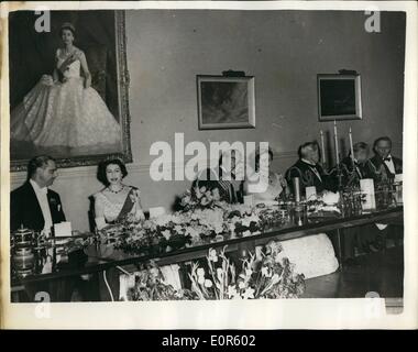 Apr. 04, 1958 - Royals frequentare RAF Anniversario Cena: H.M. della Regina e del principe Filippo, Queen Elizabeth la regina madre e la principessa Margaret, con gli altri membri della famiglia reale, la notte scorsa hanno partecipato il quarantesimo anniversario della Royal Air Force a R.A.F. Fighter Command Headquarters, Stanmore, Middlesex. La foto mostra (l a r) alla tabella di data mining la scorsa notte sono: il Segretario di Stato per l'aria, il RT. L'on. George ward; H.M. La regina, maresciallo della Royal Air Force, Sir Dermot Boyle, H.M. La Regina Madre. Foto Stock