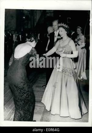 Giugno 06, 1958 - Queen Visite Covent Garden Gala Performance. Incontra Maria Callas: La Regina sorridendo scuote le mani con Maria Meneghini Callas l'americano nato prima donna - dopo il gala di opera e balletto di prestazioni a Covent Garden la notte scorsa - organizzata per commemorare il centenario del Teatro dell'Opera. Subito dietro si trova il Duca di Edimburgo che stava festeggiando il suo trentasettesimo compleanno. Foto Stock