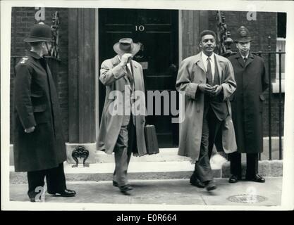 Apr. 04, 1958 - American crociata su prove di Bomba Deputazione visite n. 10 Downing Street: una deputazione di cinque americani. su un tour europeo promosso dalla ''Non-Violent Azione contro le armi nucleari'' organizzazione nel loro paese, andò a No. 10 Downing Street oggi nel tentativo di vedere il primo ministro e discutere il disarmo nucleare. La deputazione, costituito da quattro uomini e una donna sta cercando di fissare il divieto degli esperimenti nucleari e le armi atomiche produzione parlando di privati cittadini e funzionari del governo. La foto mostra due dei membri della Deputazione lasciando n. Foto Stock