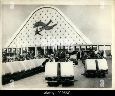 Apr. 04, 1958 - Anteprima di Bruxelles Fiera Internazionale. Biciclette realizzato per tre. La foto mostra: cicli unico - costruito per trasportare gli inservienti - ant per passeggeri - provato dai membri della pressa durante una preview di Bruxelles Fiera Internazionale che si apre nel Belgian pro capite di domani.. I cicli che portano gli spettatori attorno alla mostra. Foto Stock