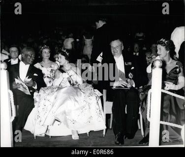 Apr. 04, 1958 - La Principessa Margaret's West Indies Tour. Partecipa a Festival Caraibico Di Arti. Mostra fotografica di:- S.A.R. La principessa Margaret, visto qui con Sir Grantley Adams, Primo Ministro del nuovo West Indies Federation (sulla sinistra), quando lei ha partecipato all'apertura del Festival del Teatro delle Arti a Porto Spagna, Trinidad. Foto Stock