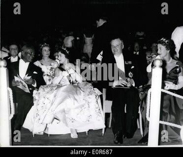 Apr. 04, 1958 - La Principessa Margaret's West Indies Tour. Partecipa a Festival Caraibico Di Arti. Mostra fotografica di S.A.R. La principessa Margaret, Foto Stock