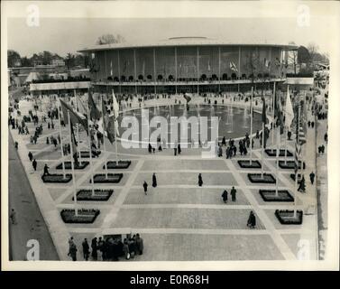 Apr. 04, 1958 - Bruxelles Esposizione Internazionale. Gli U.S.A. Pavilion. Keystone Mostra fotografica di:- Vista generale che mostra le bandiere e fontane in U.S.A. Pavilion - a Bruxelles Fiera Internazionale. Foto Stock