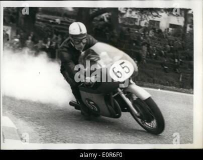 Giugno 06, 1958 - Surtees vince il Senior T.T.: John Surtees, cavalcando un italiano LINEE M.T. Agusta, ieri ha vinto l'Isola di Man Senior Foto Stock