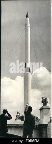 Giugno 06, 1958 - massa e cosos''SCOME'' si apre a Parigi: una mostra dal titolo " la terra e il cosmo'' aperto sul terrapieno seiene'' a Parigi, oggi. Mostra fotografica di Veronica'' un razzo francese (in grado di ascendere a 200 miglia) per essere visto a terra e cossmos mostra. Foto Stock