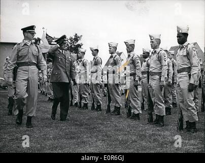 Giugno 06, 1958 -- NATO Speidel ci visita - l esercito. Generale, Dr. Hans Speidel visite ad Augsburg - Gablingen xi US Airborne Division. OPS:- Sinistra: Comandante gen. Il Mag. Ralph C. Cooper e il generale Hans Speidel ispezionando la guardia d'onore. Foto Stock