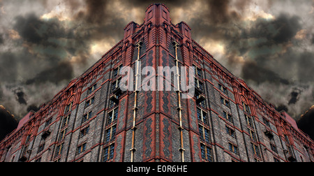 Vecchio abbandonati tabacco vittoriano warehouse in Liverpool Regno Unito, grado 2 elencati, il più grande in mattoni magazzino nel mondo Foto Stock