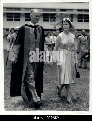 Apr. 28, 1958 - La Principessa Margaret's West Indies tour visita al Arima-Trinidad. La foto mostra la principessa Margaret scortato dal dottor Herklots principali - quando ha visitato l'Imperial College di agricoltura tropicale, arima, Trinidad, il venerdì. Foto Stock