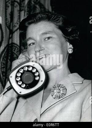 Giugno 06, 1958 - un nuovo telefono: è la più attraente punto dell'esportazione svedese mostra di essere visitati durante la "Settimana wedish' fino alla metà di giugno. Questo grazioso apparecchio ha ottenuto i numeri in basso nella pate; la gente non piace molto bene. Foto Stock