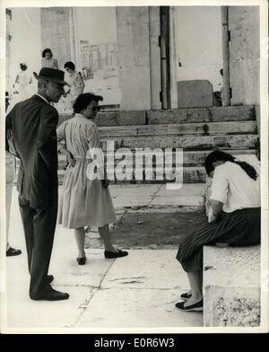 Giugno 06, 1958 - STATI UNITI ATOM scienziato in visita ad Atene. Il DR. OPPENHEIMER famosa degli Stati Uniti scienziato Atom - ha fatto di recente Foto Stock