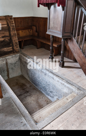 La rigorosa e particolare Cappella Battista, Waddesdon Hill, Regno Unito. La piscina battesimale per immersione totale è nascosta sotto i pavimenti Foto Stock