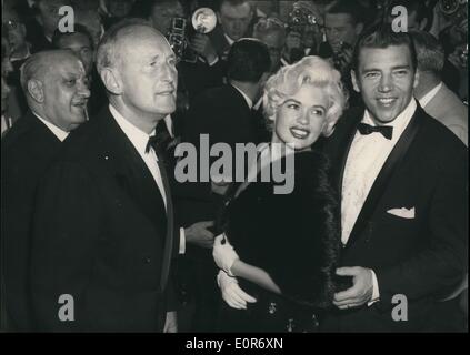 Maggio 05, 1958 - stanno lasciando il Festival del Cinema di Cannes dopo Jacques Tati film ''My zio'' è stato mostrato. Museo Karl-May in Radebeul. Pistola. Indiano della tubazione dell'acqua. Altri. Foto Stock