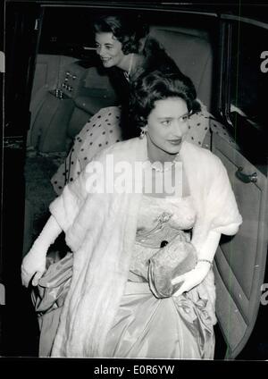 05 maggio 1958 - La Principessa Margaret si vede ''My Fair Lady''.. La foto mostra: Guardando molto affascinante -S.A.R. La principessa Margaret - all'arrivo al Drury Lane Theatre ultima sera per vedere il musical show '"My Fair Lady" Foto Stock