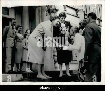 Maggio 05, 1958 - Congratulazioni per una regina: Regina Juliana dei Paesi Bassi ieri ha celebrato il suo 49esimo compleanno., e presso il Palazzo Scestdijk, nei pressi di Utrecht, migliaia di persone provenienti da tutte le parti dei Paesi Bassi è andato a congratularmi con lei. La foto mostra la regina Juliana si congratula con la famiglia Sonot, che hanno appena arrivati nei Paesi Bassi dall' Indonesia. Foto Stock