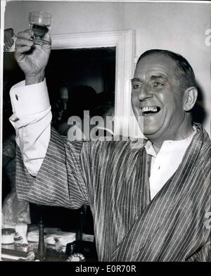 05 maggio 1958 - La prima notte di ''My Fair Lady'' apre al Drury Lane Theatre: oltre 2.000 persone, tra cui molte celebrità, ha partecipato alla premiere di Londra di ''My Fair Lady'', la maggior parte glamourised e glorificato mostra del secolo al Drury Lane Theatre la scorsa notte. Il sontuoso costo di produzione &pound;100.000. Mostra fotografica di Stanley Holloway, una delle stelle dello spettacolo, ha un po' di celebrazione nel suo camerino la scorsa notte. Foto Stock