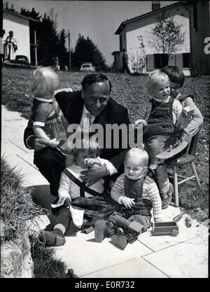 Giugno 06, 1958 - Villaggio SOS: inaugurato il 7 giugno 1958 a Diessen/Ammersee il primo tedesco bambini SOS Village è stato inaugurato. Esso è costituito da tre case, già finito, cinque più presto sarà pronto. Ogni casa è un costo di circa DM 60000, sollevata dal club bambini SOS Village''. In Germania hanno avuto più di un milione di membri. Essi vogliono dare una casa ai bambini che non hanno i genitori, una casa e una famiglia. Per che solo appositamente selezionato "altri" può lavorare qui, sono il capo di una piccola famiglia con nove figli in età diverse Foto Stock