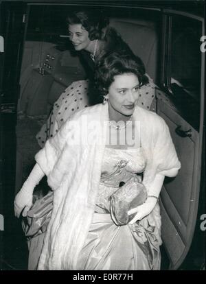 05 maggio 1958 - La Principessa Margaret si vede ''My Fair Lady'': Mostra fotografica guardando molto affascinante - S.A.R. La principessa Margaret - all'arrivo al Drury Lane Theatre ultima sera per vedere il musical show '"My Fair Lady" Foto Stock