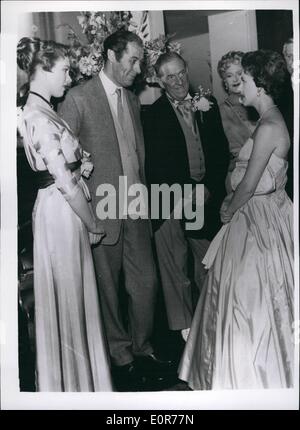 05 maggio 1958 - La Principessa Margaret va a vedere il Musical Hit ''My Fair Lady'': Mostra fotografica dopo lo spettacolo la principessa Margaret incontra i membri del cast al Theatre Royal Drury Lane, la notte scorsa. Qui lei sta chattando con Julie Andrews, Rex Harrison e Stanley Holloway, le stelle dello spettacolo. Foto Stock