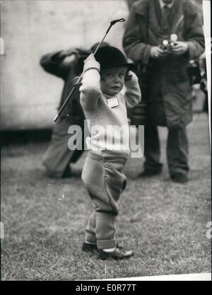 Maggio 05, 1958 - terza giornata del Royal Windsor Horse Show.: il membro più giovane.: due anni di vecchio Vanessa Joan Melhuish di Bracknell - rende un affascinante studio - come lei cammina intorno a Windsor questo pomeriggio. Vanessa è il più giovane membro della Royal Windsor Horse Club - ed è visto presso il Royal Windsor Horse Show questo pomeriggio. Foto Stock