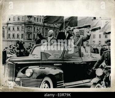 Maggio 05, 1958 - presidente Nasser arriva a Mosca; Mostra fotografica di El Gamal Abdel Nasser, presidente della Repubblica unita del centro arabo Foto Stock